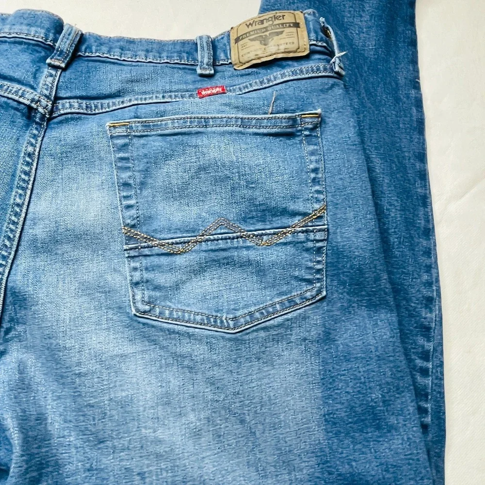 Wrangler Men's Approx 36x29 Light Wash Athletic Fit Stretch Jeans Casual